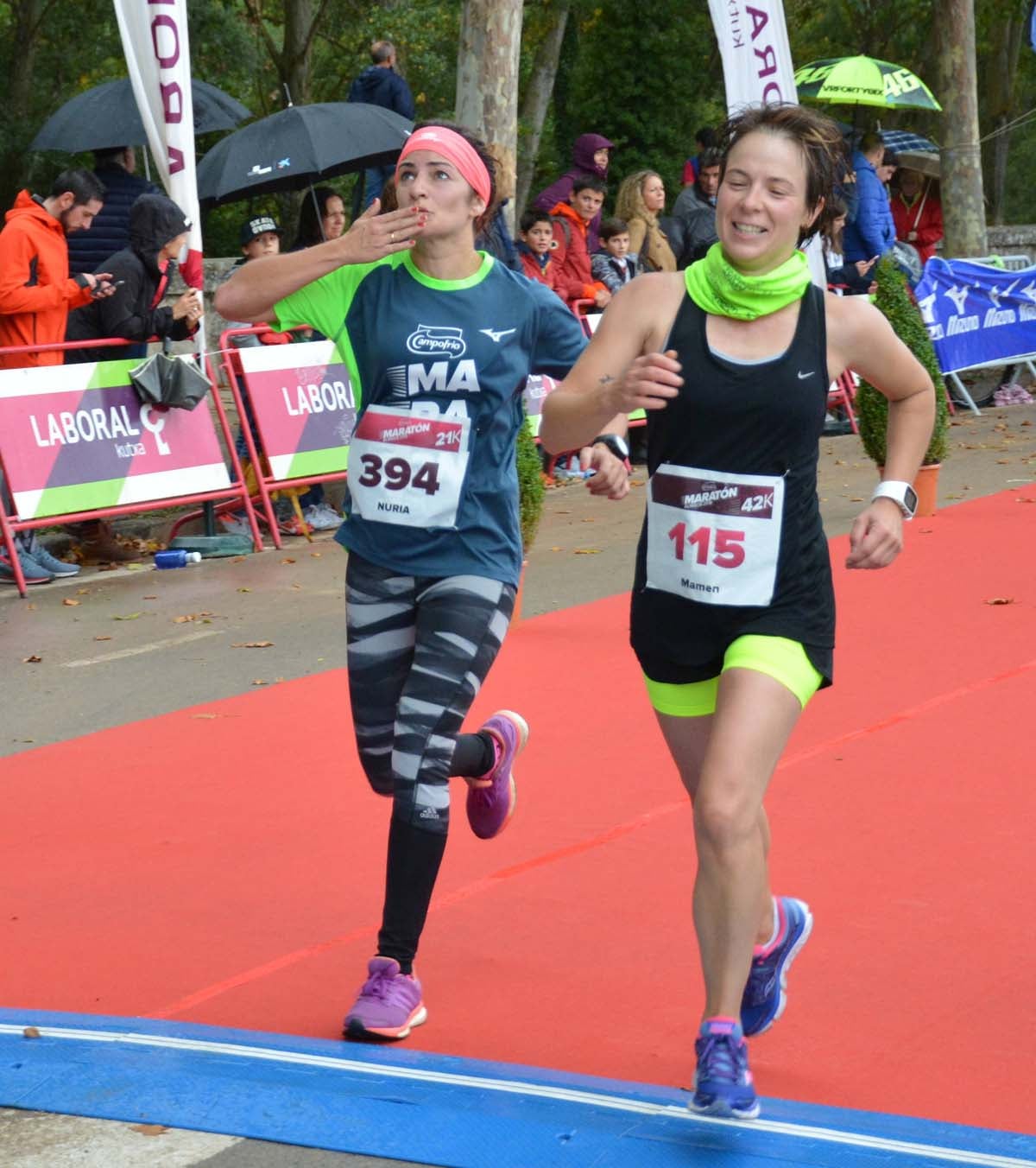 Cientos de corredores desafían al frío y la lluvia con motivo del III Campofrío Maratón Burgos. 