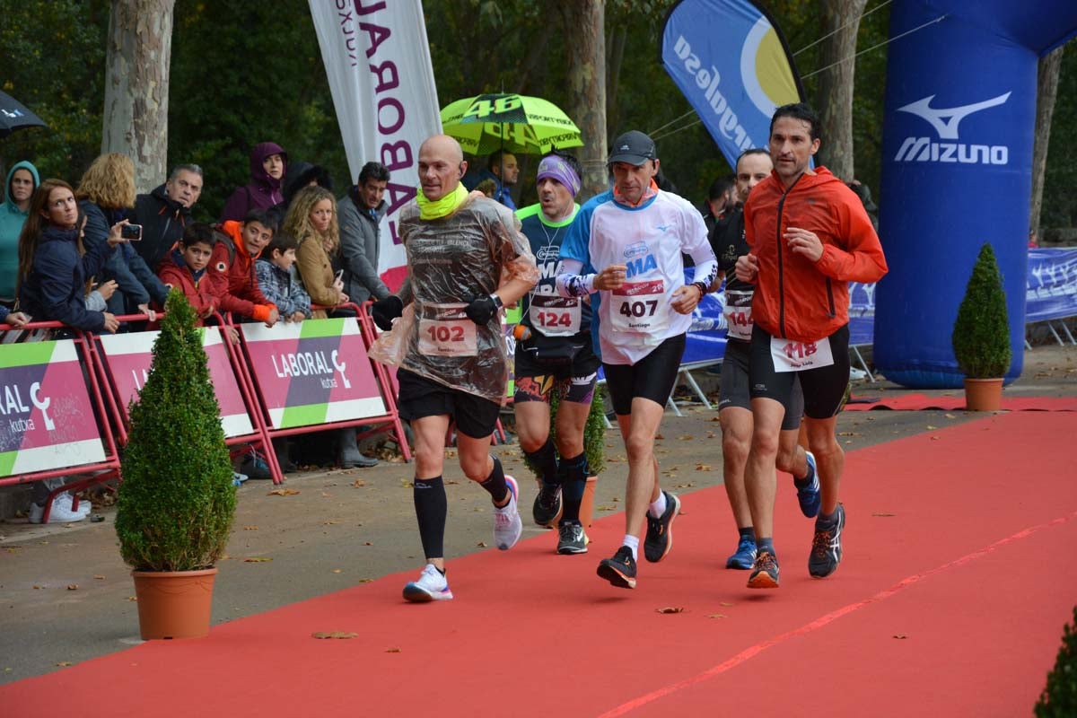 Cientos de corredores desafían al frío y la lluvia con motivo del III Campofrío Maratón Burgos. 