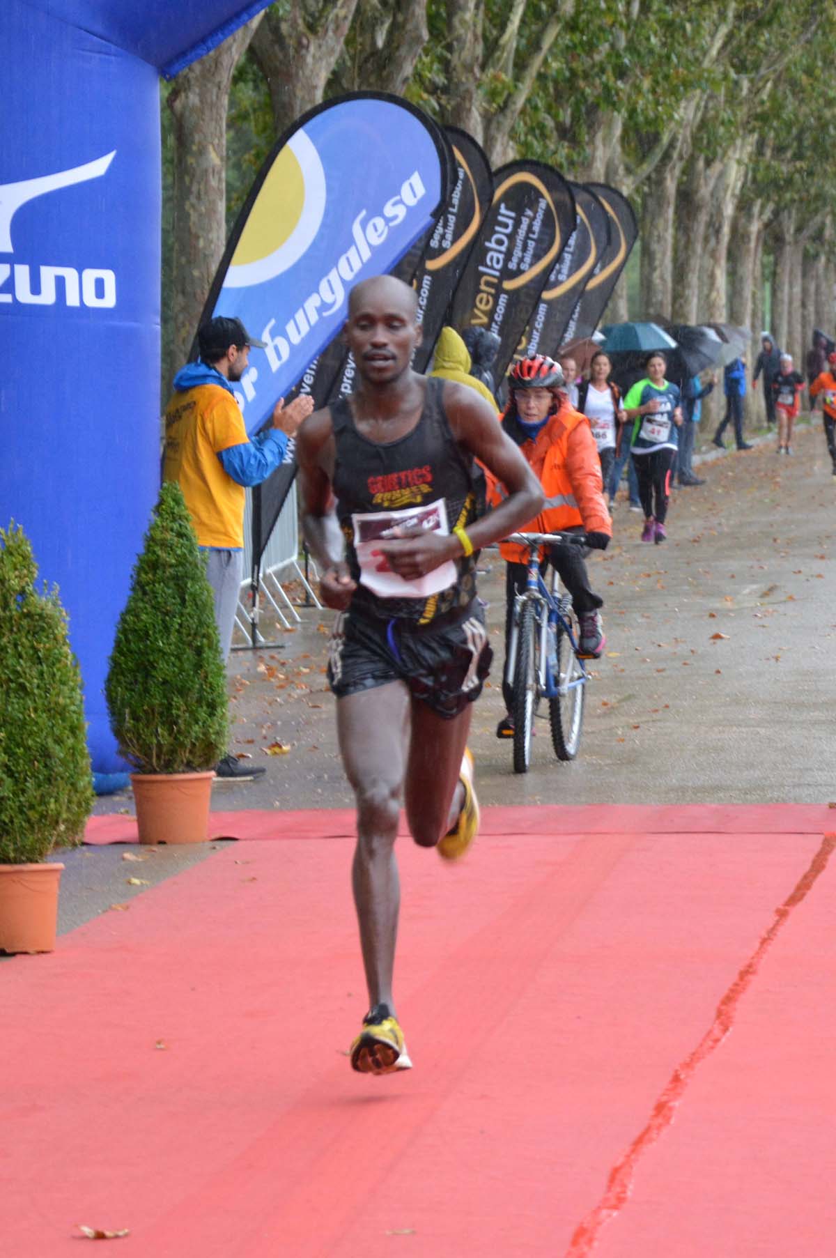 Cientos de corredores desafían al frío y la lluvia con motivo del III Campofrío Maratón Burgos. 