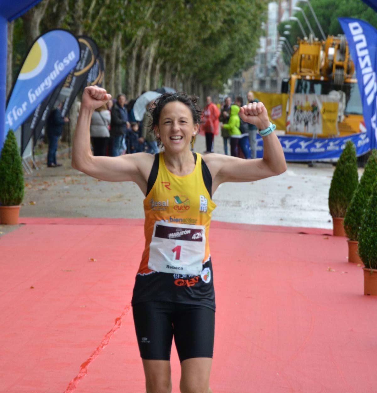 Cientos de corredores desafían al frío y la lluvia con motivo del III Campofrío Maratón Burgos. 