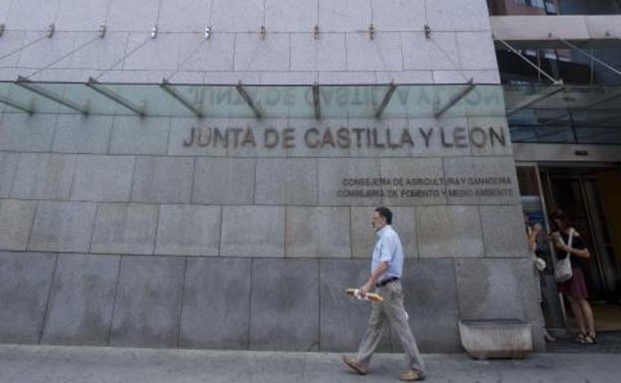 Entrada a la sede de las consejerías de Agricultura y Ganadería y de Fomento y Medio Ambiente.