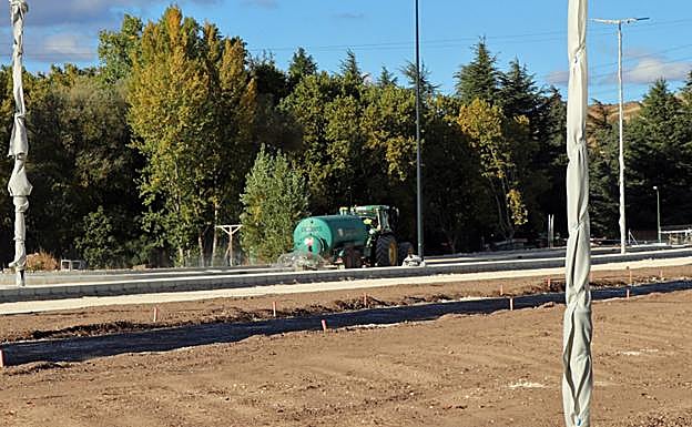 La primera capa de asfaltado ha comenzado a aplicarse hoy