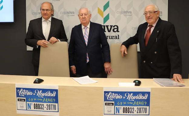 El presidente de Cajaviva Caja Rural, Pedro García Romera (centro), acompañado por los representantes del Banco de Alimentos de Burgos.