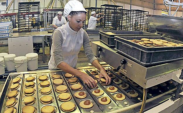 Trabajadores en una fábrica.