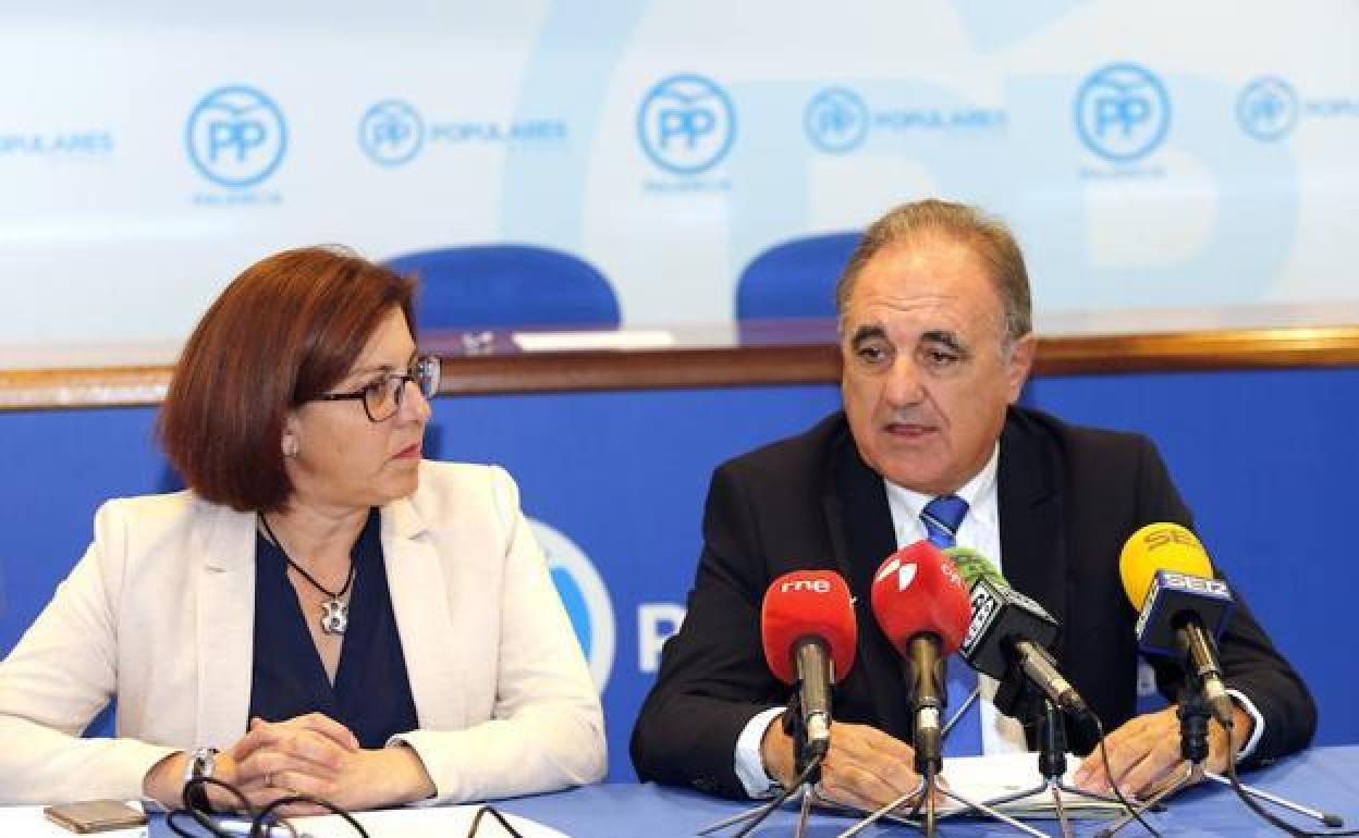 Los senadores del Partido Popular, Nuria Simón y José Antonio Rubio Mielgo. 