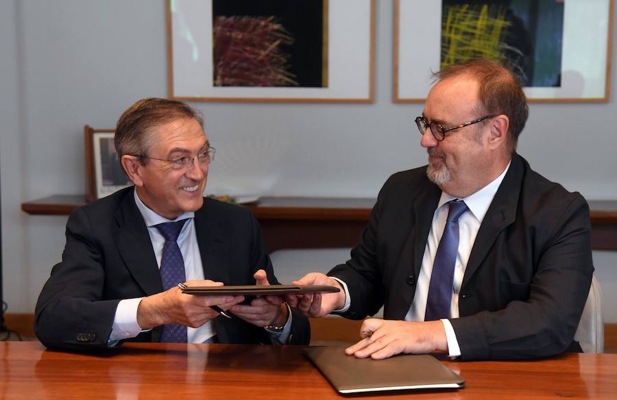 Fernando Rey (d.), consejero de Educación, y Ginés Clemente, presidente de la Fundación Caja de Burgos. 