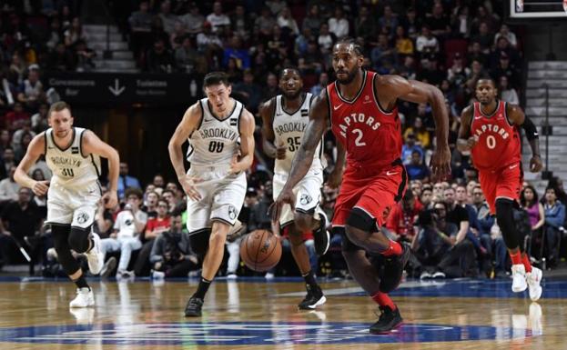 Kawhi Leonard, en un partido de pretemporada que midió a los Raptors con los Nets. 