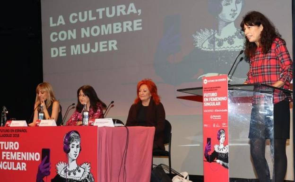 La escritora Reyes Monforte, la periodista Angélica Tanarro y la directora del Hay Festival Segovia, María Sheila Cremaschi, y la concejala de Cultura y Turismo, Ana Redondo. 