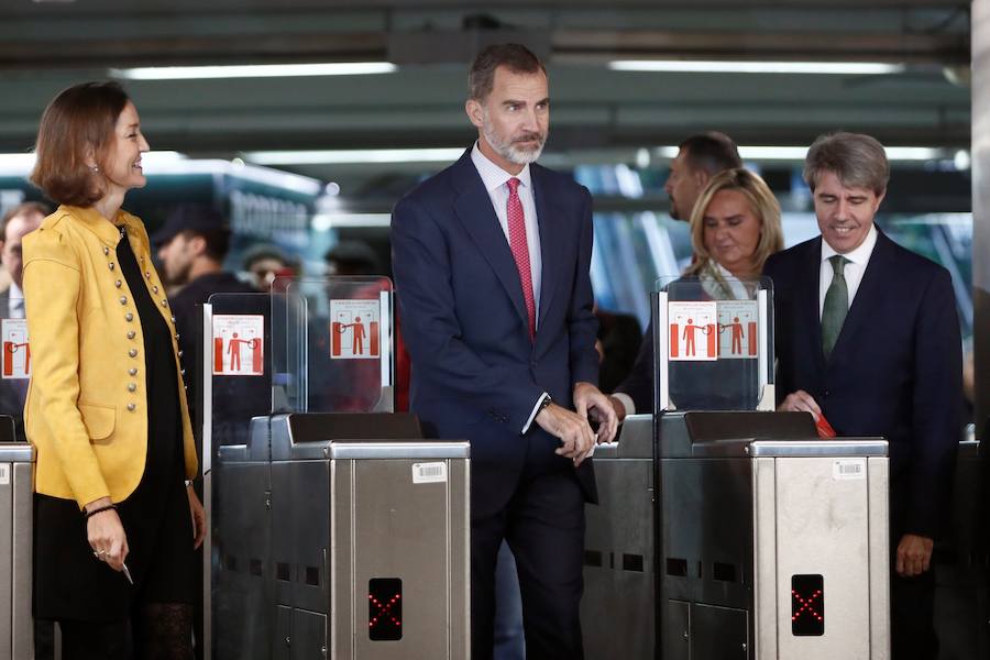 El Rey, la ministra de Industria Reyes Maroto, y el presidente de la Comunidad de Madrid Ángel Garrido, acceden al Metro en la estación de Sol.