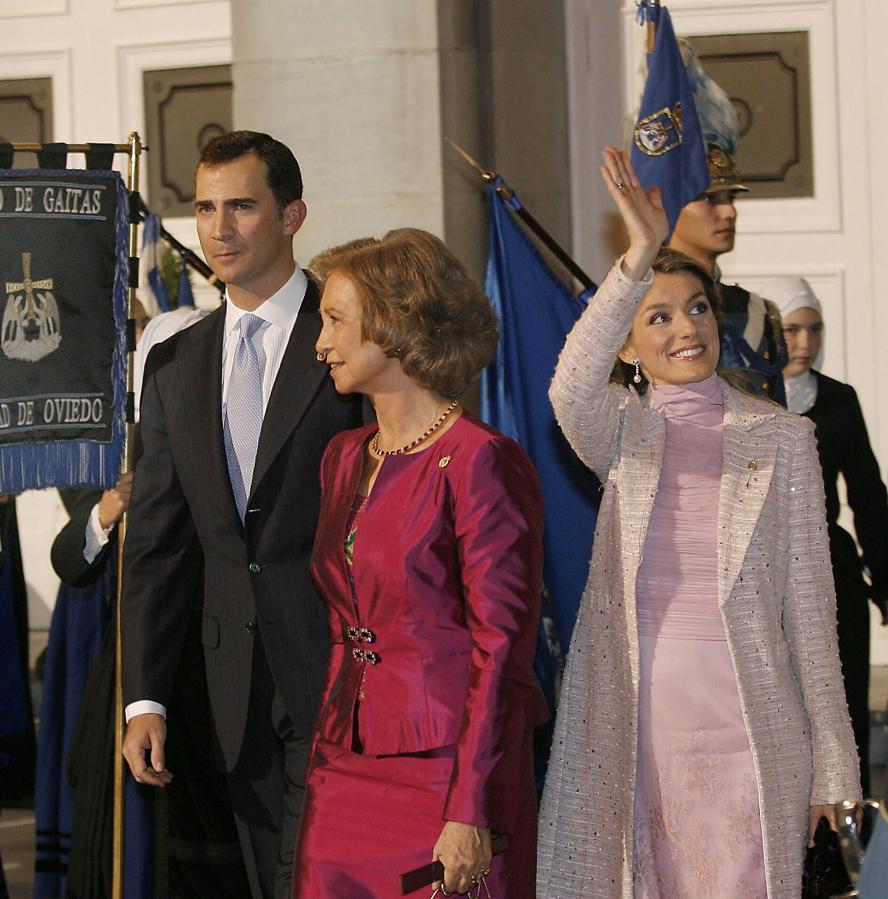 Doña Letizia durante la entrega de los Premios Príncipe de Asturias del año 2006 en el Teatro Campoamor de Oviedo acompañada del Príncipe Felipe y la Reina Sofía