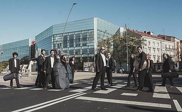 Varios integrantes de la OSBu posan delante del Fórum Evolución, lugar donde se celebran los conciertos del ciclo.