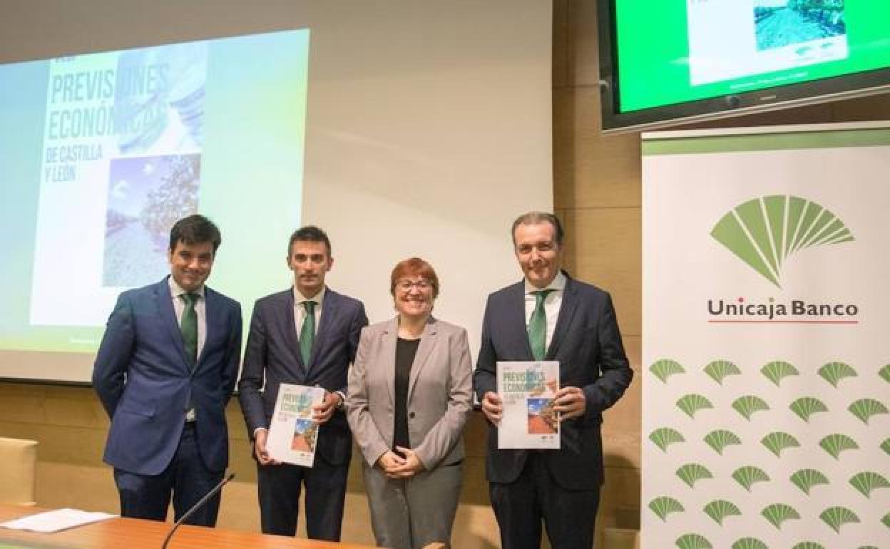 Presentación del número 15 del número 15 del informe trimestral Previsiones Económicas de Castilla y León. En la imagen, Manuel Rubio, director territorial de Unicaja; Rafael López, analista de economia; Felisa Becerra, analista económica y Alberto Gurrionero jefe de zona de Unicaja