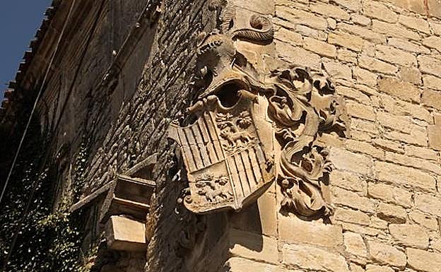Detalle del escudo de los Medina Rosales en la torre.