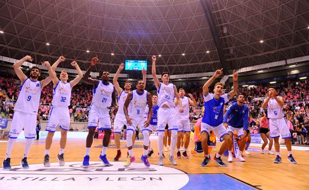 El equipo celebra con la afición la esperada victoria