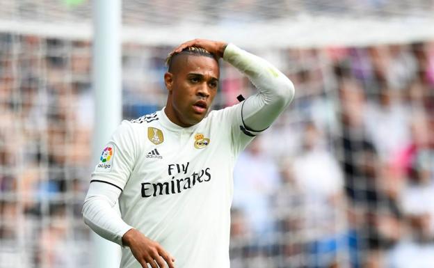 Mariano se lamenta tras lanzar el balón al larguero. 