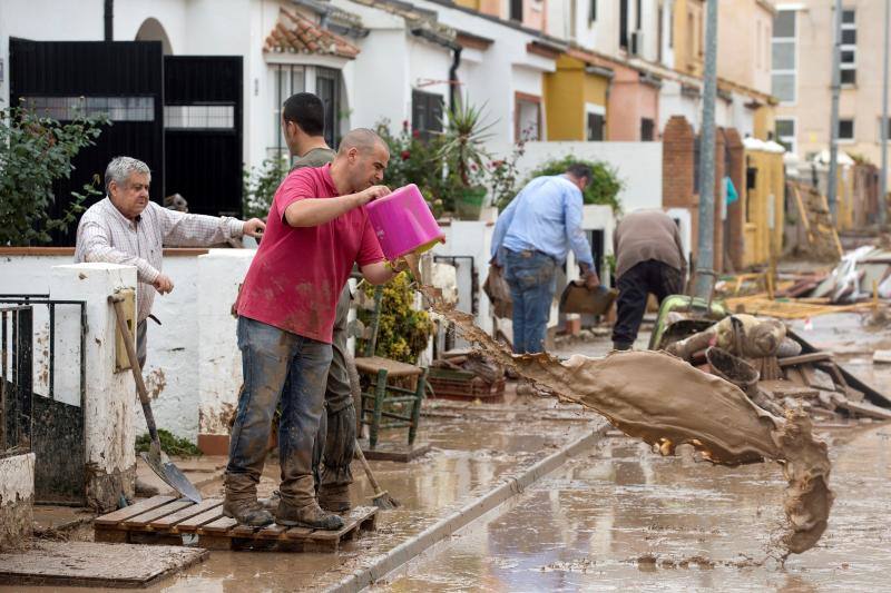 Las mejores imágenes de las lluvias torrenciales que han provocado la muerte de un bombero y numerosos destrozos en la provincia de Málaga