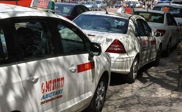 Varios taxis, aparcados en una parada de Burgos.