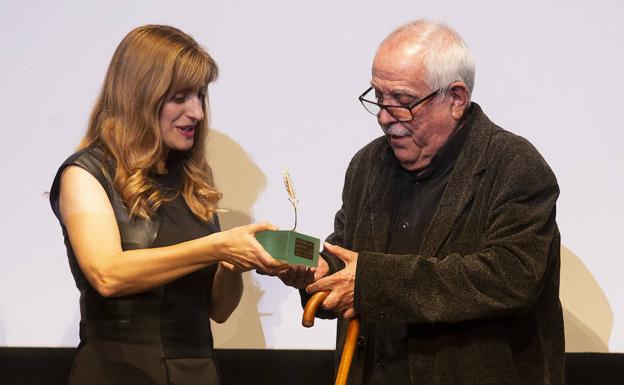 Antonio Giménez-Rico recibe la Espiga de Honor de la Seminci de manos de Mar Sancho.