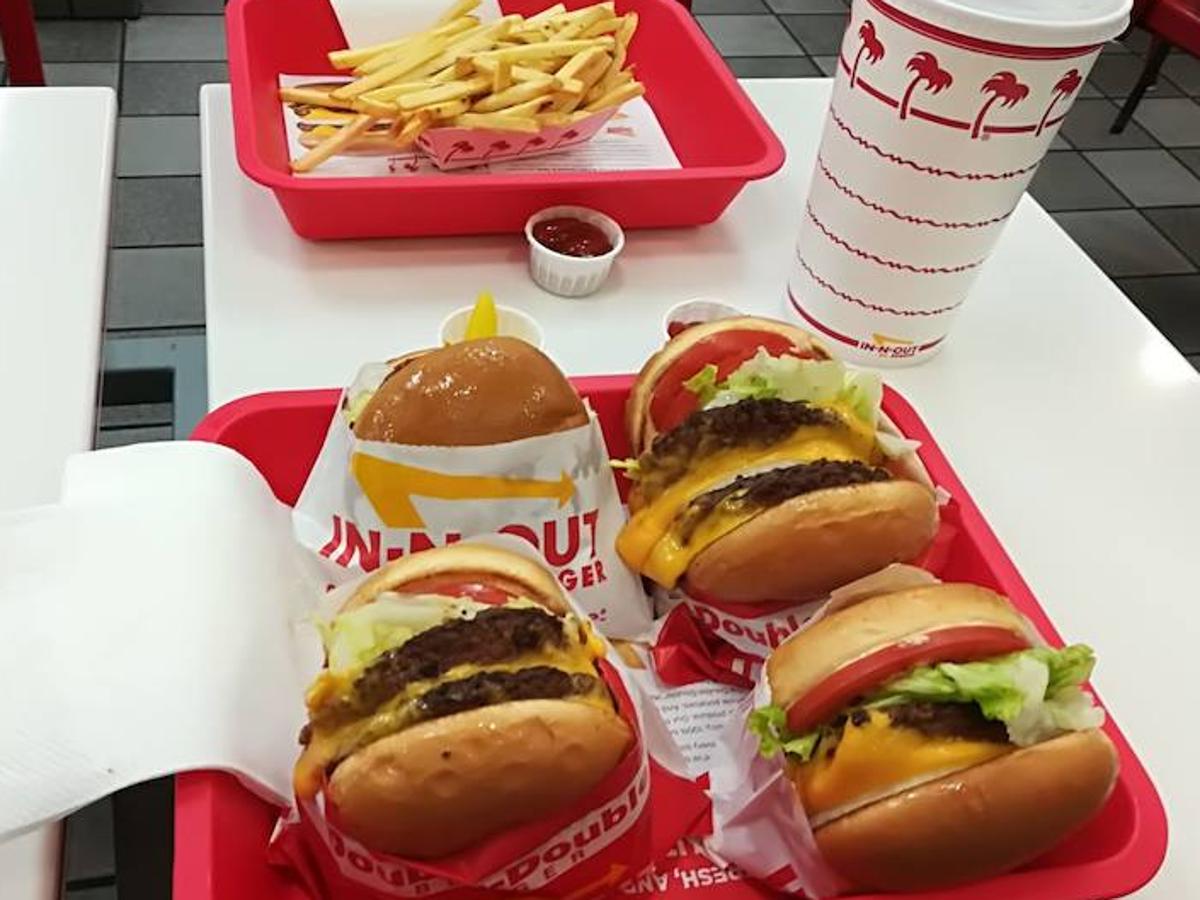 La sexta prueba fue comer todas las haburguesas de la carta de la cadena In-N-Out Burger.