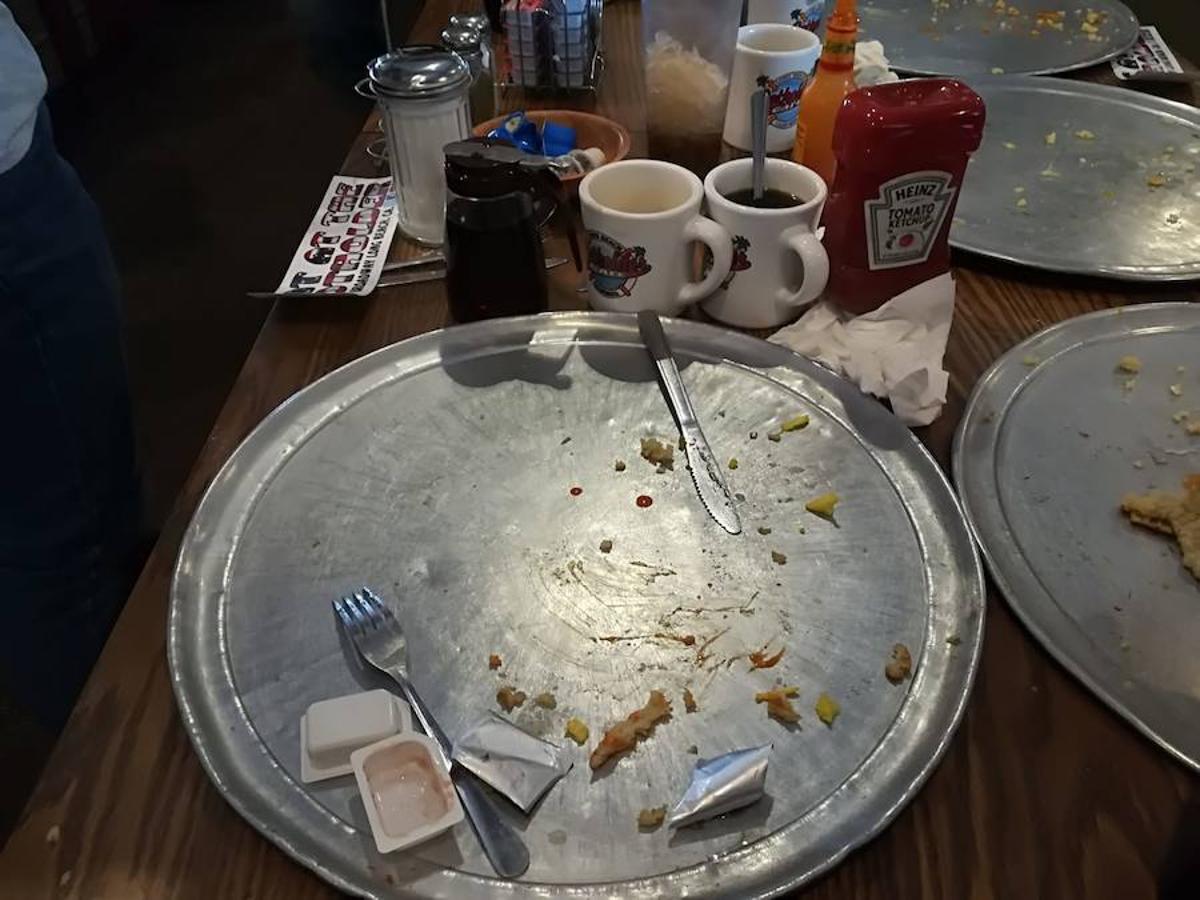 Así deja un plato un campeón de retos de comida, listo para ir al lavavajillas.