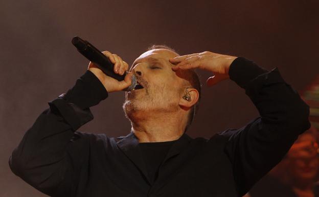 Miguel Bosé durante un concierto. 