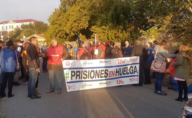 Imagen de la concentración realizada esta mañana a las puertas del centro penitenciario burgalés. Aythami Pérez