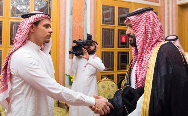 El príncipe Mohammed bin Salman estrecha la mano a un familiar de Khashoggi en Riyadh este martes.