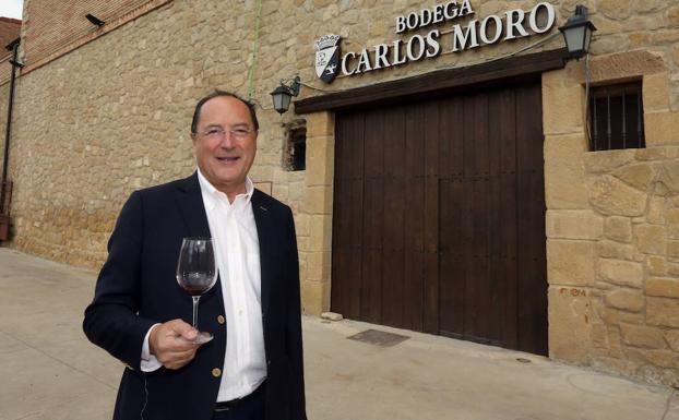 Carlos Moro, ante su bodega.