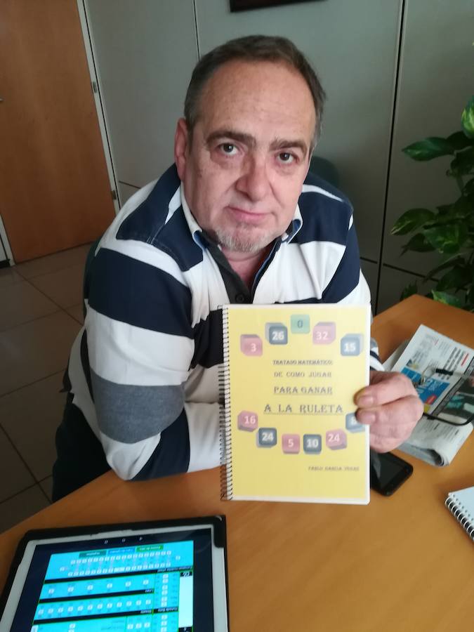 Pablo García, junto al libro escrito sobre el juego de la ruleta. 