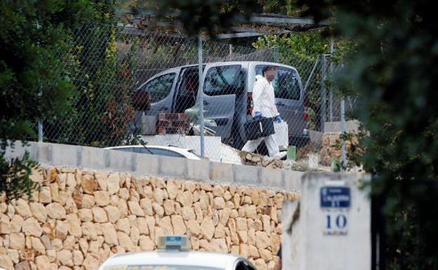 Policía científica en el lugar del crimen. 