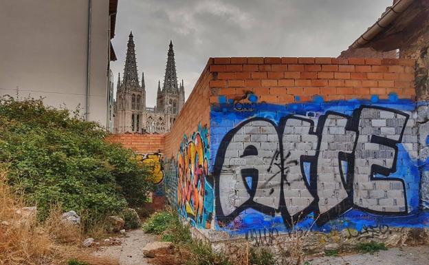 El callejón está lleno de suciedad y pintadas