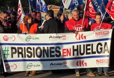 Imagen secundaria 1 - Los funcionarios de prisiones se concentran desde primera hora de la mañana a la puerta del centro penitenciario. 