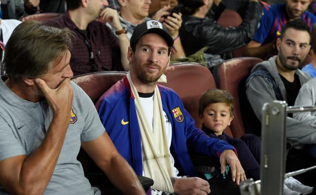 Leo Messi, en la grada del Camp Nou viendo el Barcelona-Inter. 