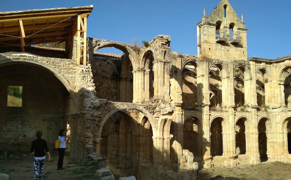 Dos turistas pasean por el monasterio de Rioseco.