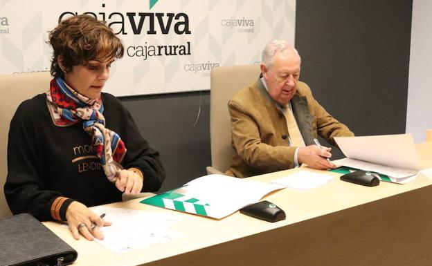 La gerente de Asamimer, Nuria Ortiz, y el presidente de Cajaviva Caja Rural, Pedro García Romera, firman los documentos del convenio.