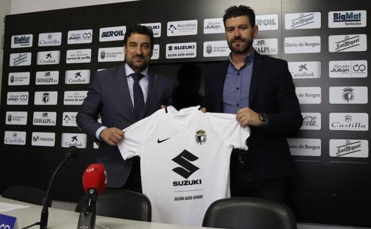 El presidente del Burgos, Jesús Martínez, posando junto al nuevo entrenador, Fernando Estévez