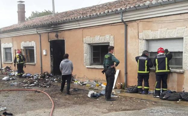 La rápida actuación de los vecinos impidió que el fuego se propagase a otras viviendas. 