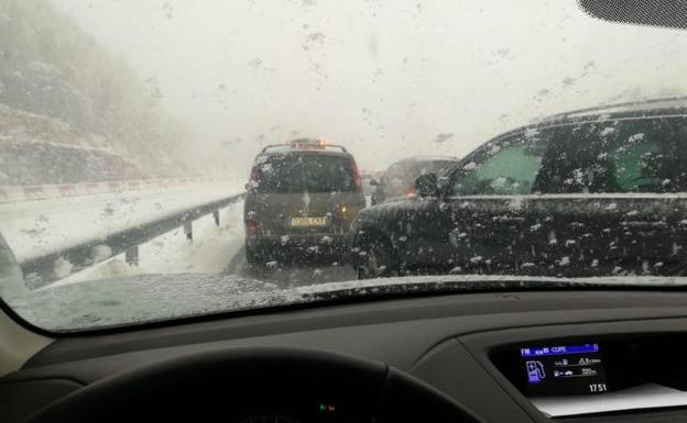 Imagen tomada desde un coche en la autopista que une León con Asturias.