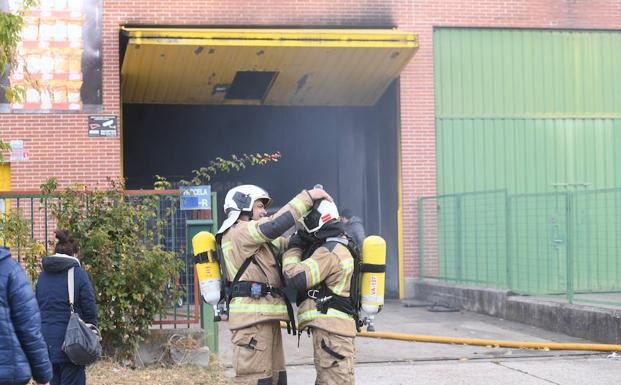 Los bomberos de Valladolid actuaron durante toda la noche del sábado y la mañana del domingo en el lugar de los hechos para sofocar el incendio. 