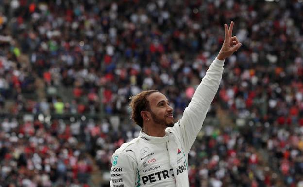 Lewis Hamilton celebra el título en México. 