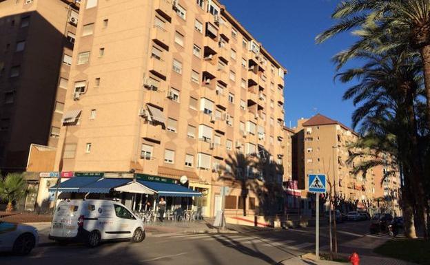 El edificio desde el que la mujer se ha arrojado al vacío con su hijo. 