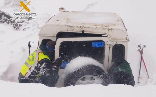 Los vehículos han quedado bajo la nieve