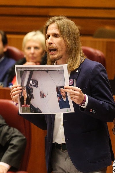 Fernández muestra las imágenes de las ratas en la residencia de Babilafuente. 