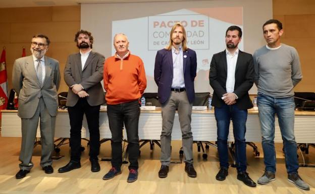 Francisco J. Braña (catedrático USAL), con José Sarrión (IU), Faustino Temprano (UGT), Pablo Fernández (Podemos), Luis Tudanca (PSOE) y Vicente Andrés (CC OO).