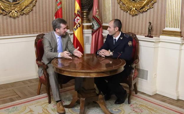 Javier Lacalle, alcalde de la ciudad, junto al nuevo jefe de bomberos, Miguel Ángel Extremo