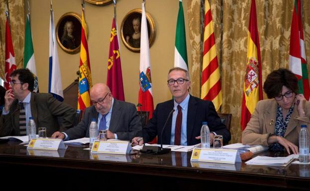 El mininistro de Cultura, José Guirao (segundo por la derecha), durante la reunión sectorial.