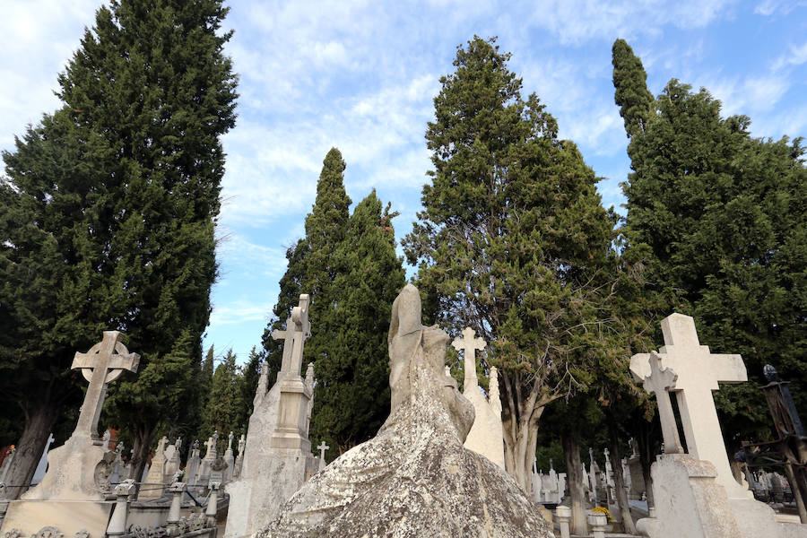 Panteón con una escultura femenina denominada 'Patética mujer', del escultor José Martínez Oteíza en el cementerio del Carmen de Valladolid.