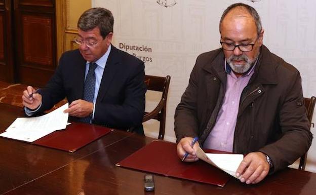 El presidente de la Diputación, César Rico, y su homólogo en la Cámara Agraria de Burgos, José Manuel de las Heras, firman el convenio entre las instituciones que dirigen.