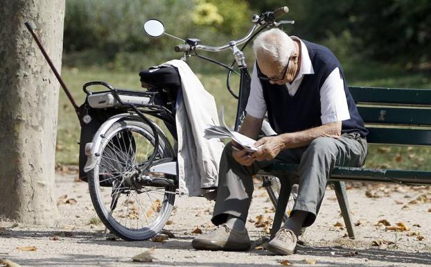 Un jubilado lee un periódico. 