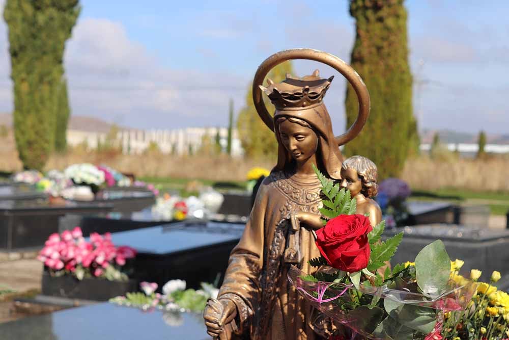 El Día de Todos los Santos, el Cementerio de San José ha estado lleno de burgaleses, que han ido a visitar a sus difuntos y a llevarles flores de recuerdo